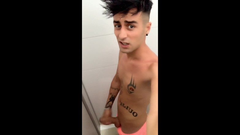 Idmir Sugary: Twink mostra pau em troncos de natação rosa e ele...