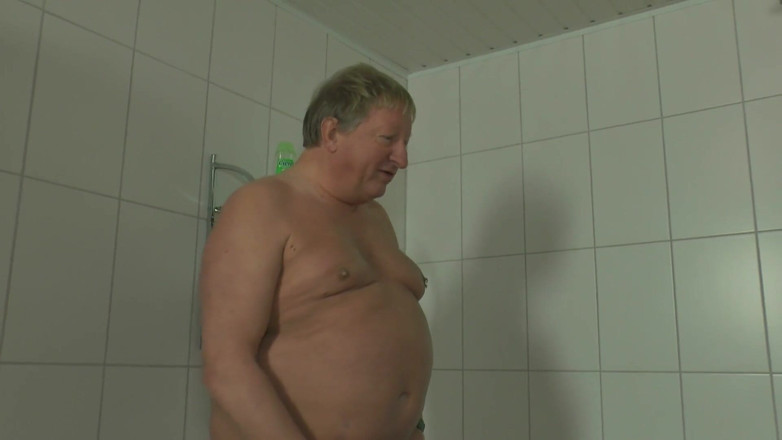 German amateur - 100% German hardcore videos: Geile rondborstige blondine neukt oudere man in de badkamer