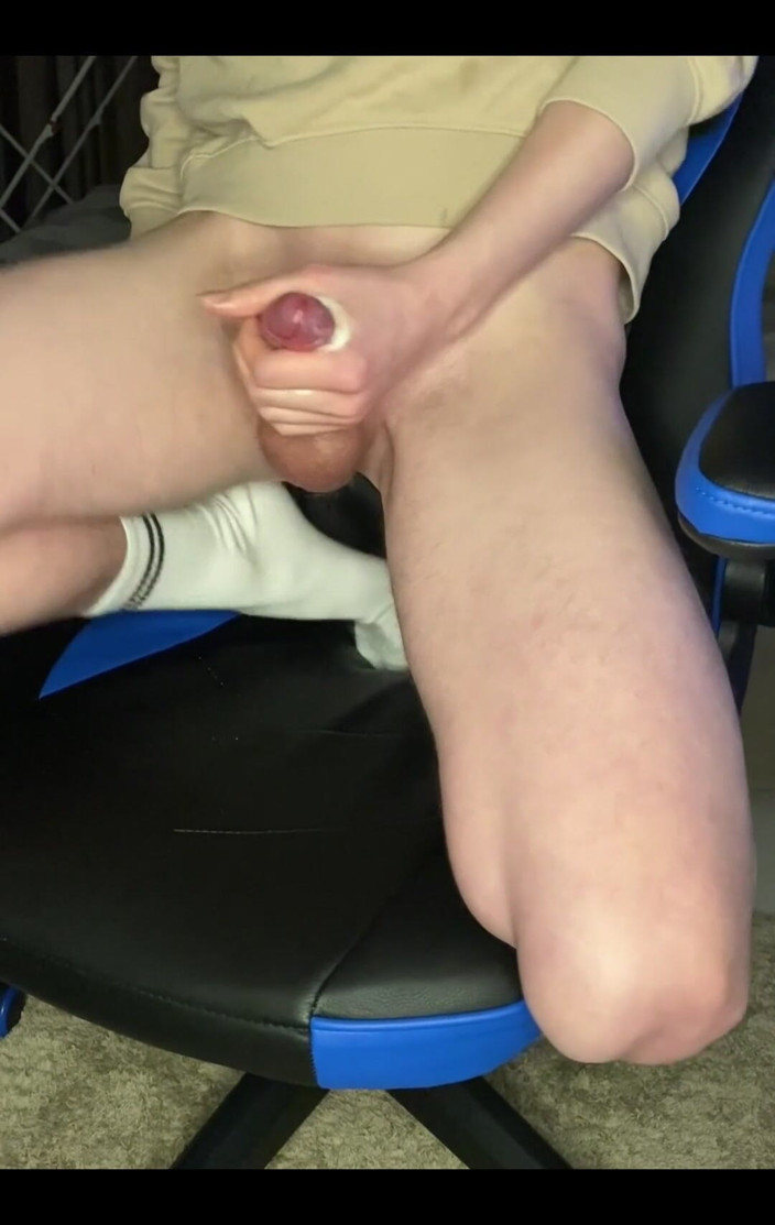 inbod: Huge Cumshot While Watching Porn Write in the Comments What...