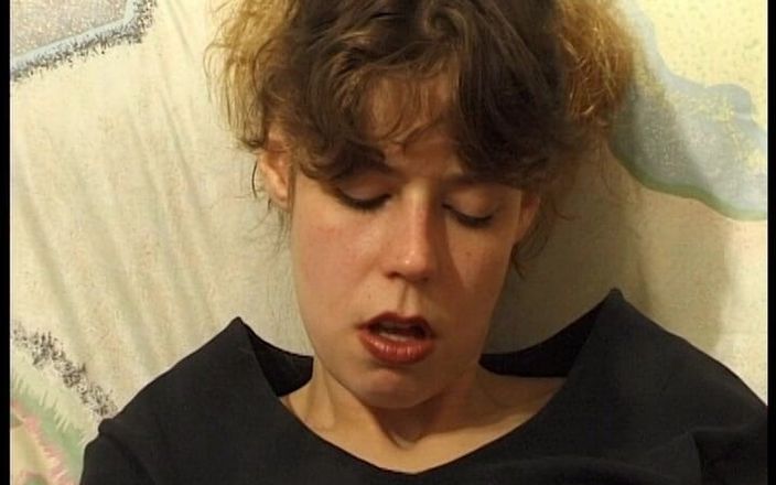 YOUR FIRST PORN: Nicole se masturba e depila sua buceta