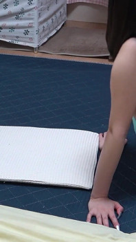 W pokoju pokazana jest dziewczyna w stringach bez biustonosza, w majtkach, w mieszkaniu japońskiej kobiety, w mini sukience i wykonująca seksowne ćwiczenia.