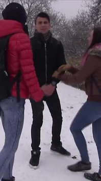 2 hatun şanslı bir adamı emiyor
