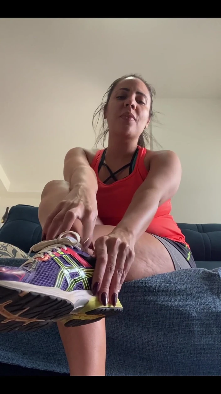 KiffaFeet: Video sudoroso y apestoso