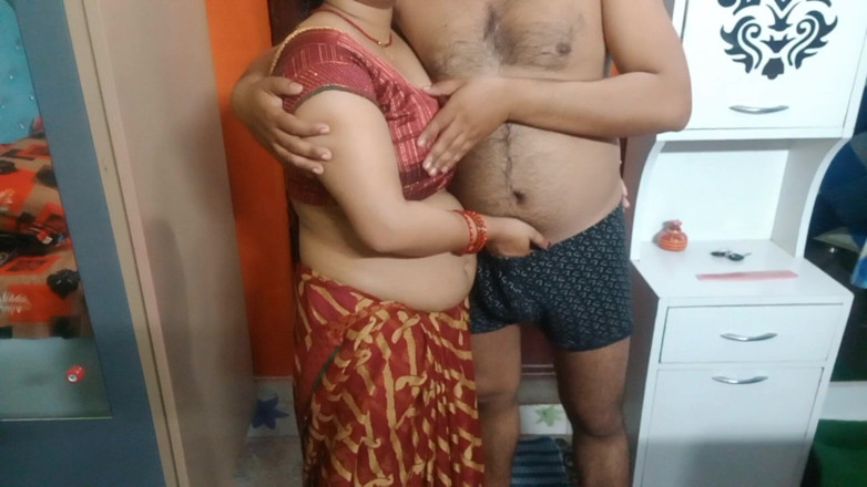 Manjushukla: Muito bonita indiana em sari vermelho