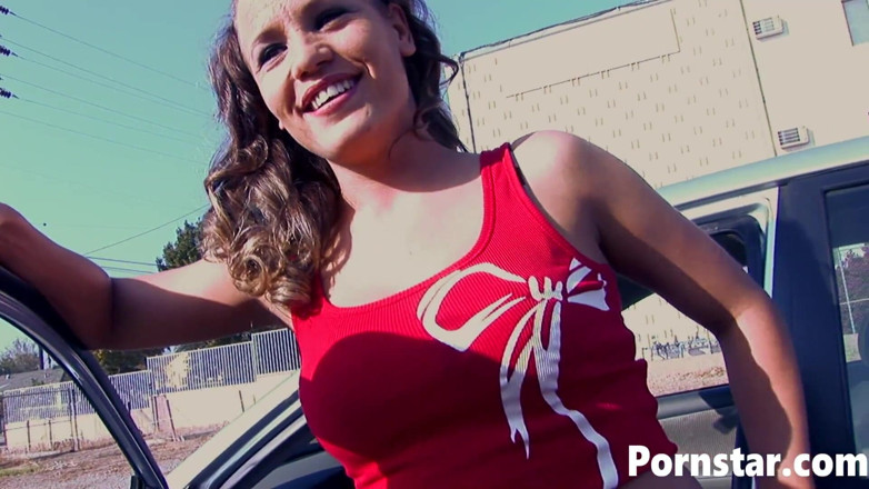 Pornstars: Verbluffende schoonheid Holly Mae Holmes geniet van interraciale seks