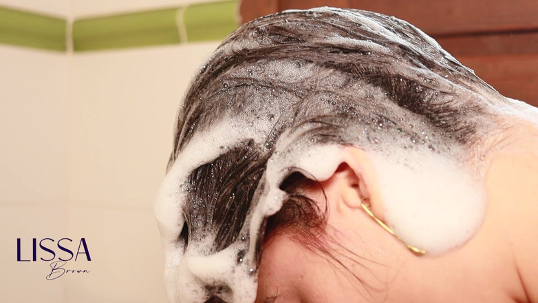 Lissa Brown: Lavado de pelo, acondicionador y mucha espuma con pantalones de...