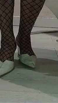 Moranguinho mostra seus pés de meia-calça net