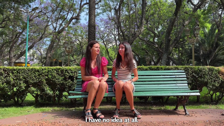 Katty West: Studentinnen verführen Männer in einem öffentlichen Park und ziehen ihnen die...