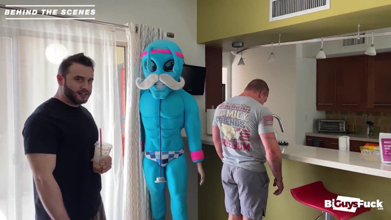Bi Guys Fuck: Bts Bubble Butt Maximus Kelly Before He Fucks Latin Stud...