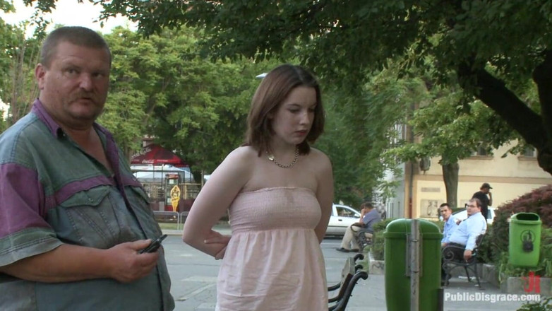 Public Disgrace by Kink: Sandra Romain revient en action avec une domination britannique insoupçonneuse !!!