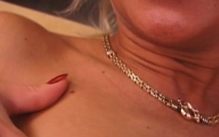 Busty German Sluts: Deze Duitse babe werd door vriendje gevinger