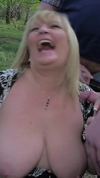 Blondei mature cu țâțe naturale uriașe îi place să sugă mai multe pule în pădure când merge să facă sex în public