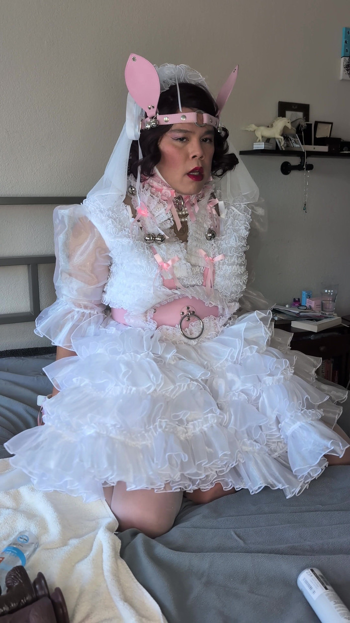 Sissy Candy: Mireasa efeminat călărindu-și păpușa