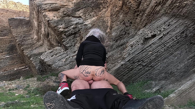 German amateur - 100% German hardcore videos: 纹身熟女喜欢在户外啪啪啪