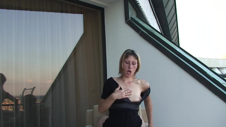 Cum Outdoor: Stiefschwester auf dem balkon gefickt!