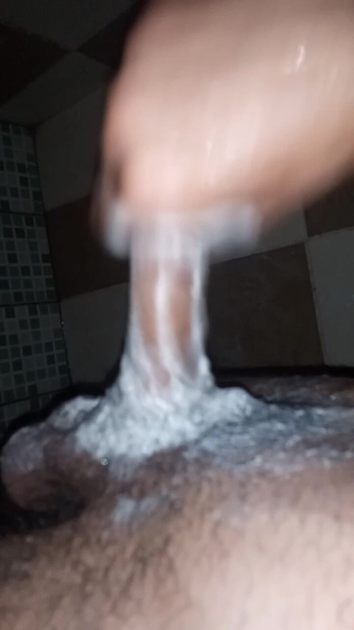 Cute boy jerks off: 화장실에서 중국 음악을 들으면서 자위하는 소년