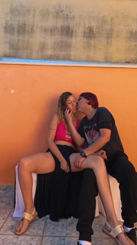 Incontro tra una troia e un uomo cieco in piazza.
