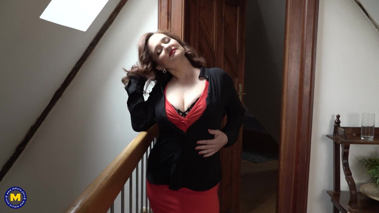 Mature NL: O mamă sexy țâțoasă elegantă devine nimfomană acasă