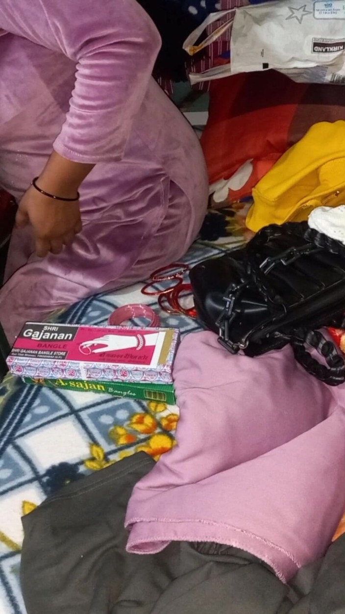 Manjushukla: पंजाबी भाभी अपनी पोशाक बदल रही है।