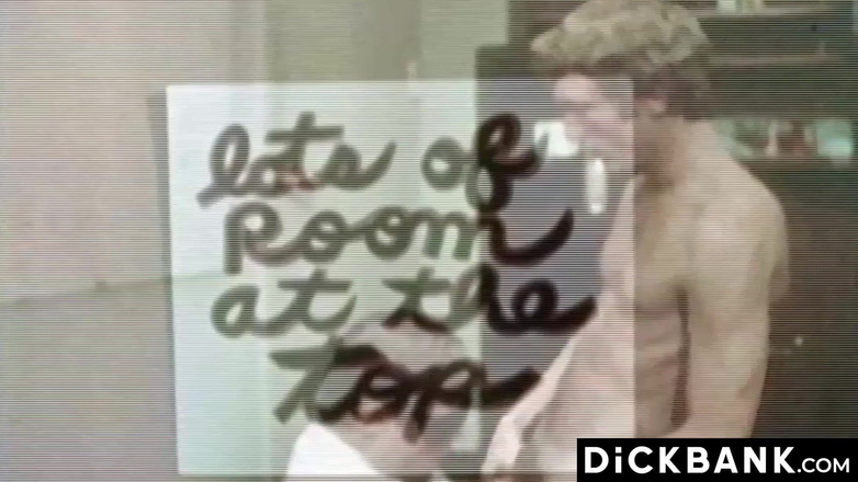 Dick bank: Blonda homosexuală primește o pulă sălbatică după lins de cur