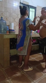 Saya menghisap pepek ibu tiri saya Aly Denali di dapur sebagai pertukaran kerana tidak memberitahu ayah tiri saya apa-apa