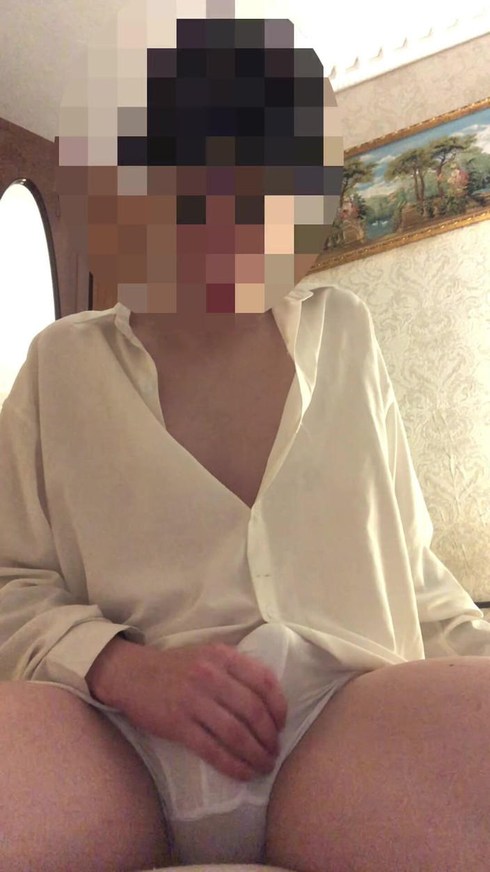 Wvemur: Tânărul twink își arată picioarele și se masturbează în fața camerei