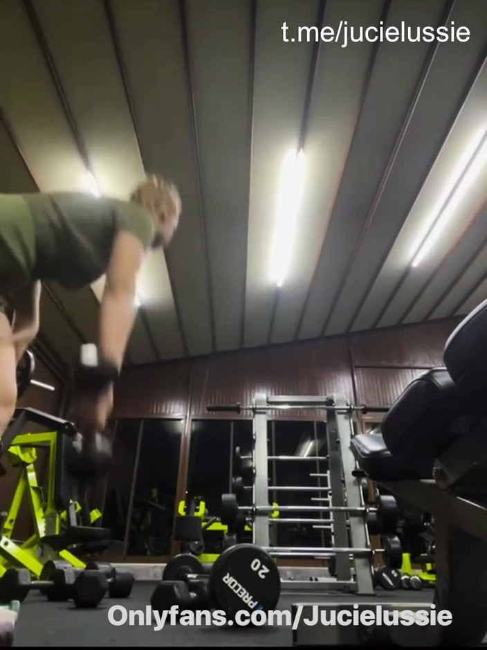 JuiceLussie: Sexy holka v tréninku v tělocvičně a hraj si sama...