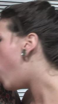 Une bombasse a besoin du sperme de son homme