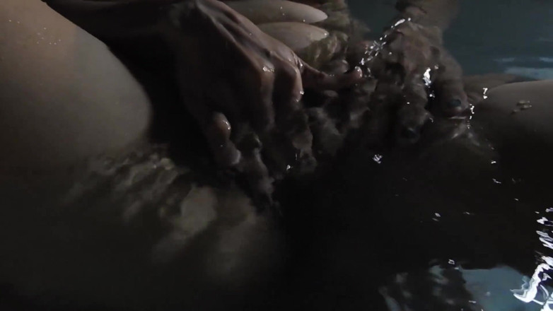 Asian Pussy Vision: Masturbazione in piscina