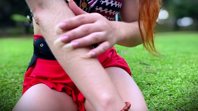 Goddess Li: Wimperntusche auf meine Armhaare im Park anwenden.