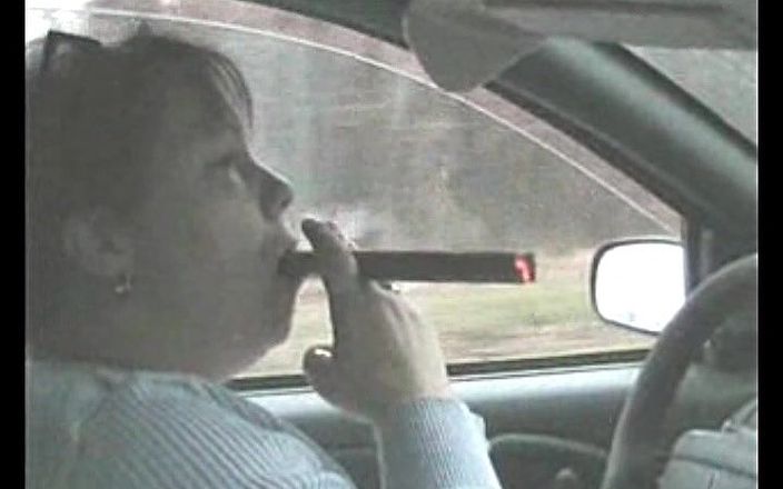 Smoking dawn: Trabuc uriaș în mașină
