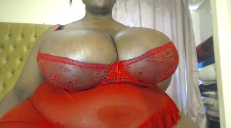 Legendary Booty Overdose: Ebenová MILFka Plivá a poskakuje prsa