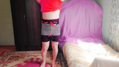 Kitty_Cross: Une belle femboy danse dans des chaussettes hautes aux genoux...