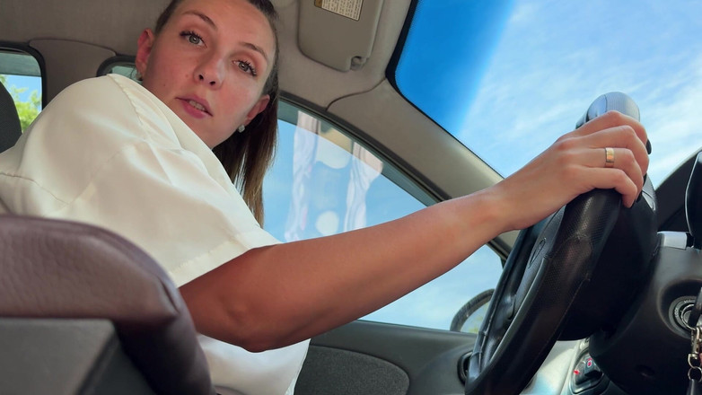 Hottie goddess: Stalled Car: Wanita dominan dengan kaki jenjang