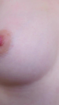 Tetas pequeñas y pezones juegan