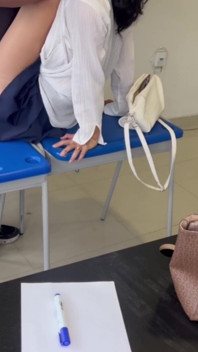 Mara arriva sempre in ritardo in classe e scopa l'insegnante per farla andare via