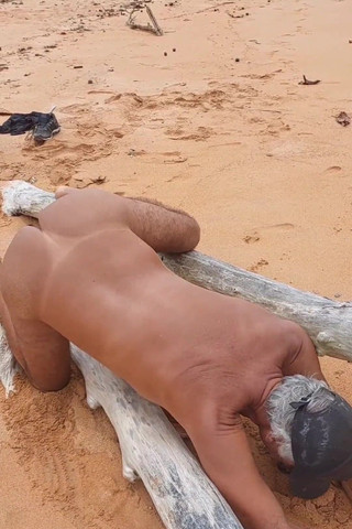 Ladysilvas: Ladysilva předvádí svůj sexy zadek na pláži