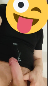 Melaporkan t-shirt hitam saya dengan air mani berkrim putih