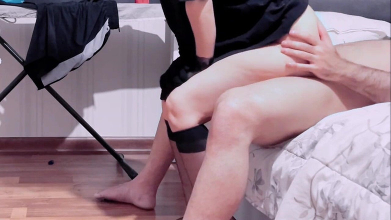 Arabe wife: 我穿上衣服，而他从我身后走来，狠狠地操我的菊花