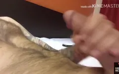 Chico bi caliente acaricia una gran polla con corrida caliente