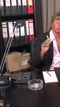 La bella figa rasata si bagna giocando con la miLF mentre il cazzo sciatto guarda