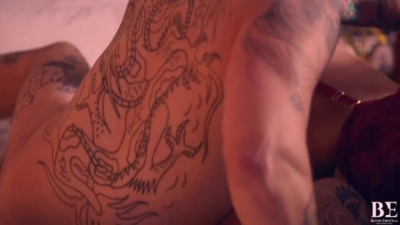 Blush erotica: 문신을 한 남친을 핥고 따먹는 섹시한 비