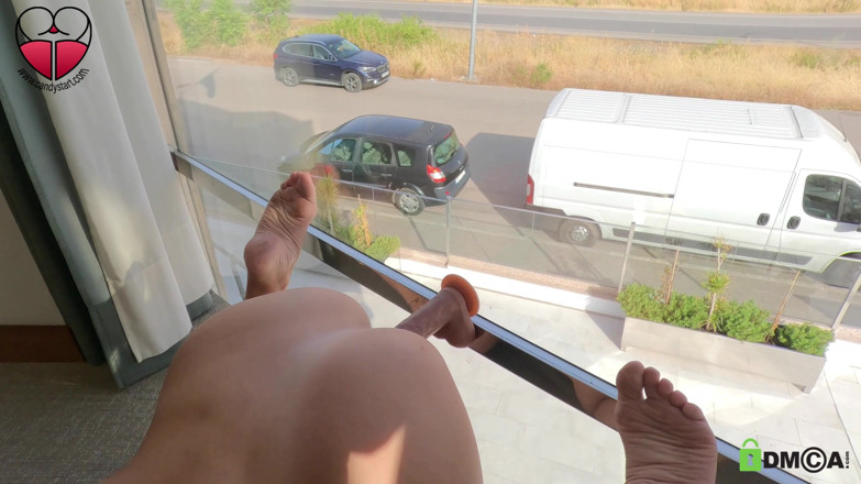 Candystart Videos: Masturbación arriesgada en la ventana