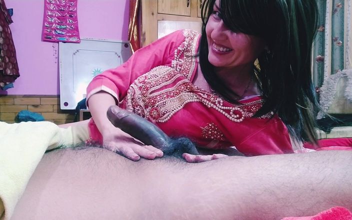 Bolly Karma: モンスターのペニスを吸うムラムラした熟女を持つ痴女妻