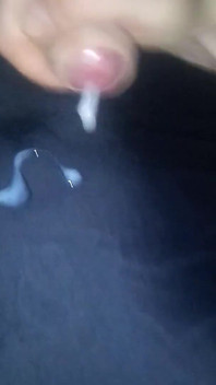 拉尔斯·达姆伯格穿着闪亮的黑色泳衣自慰