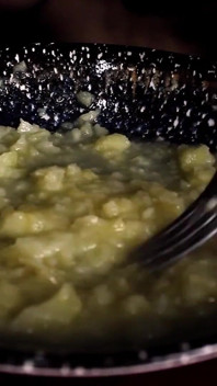 Pisshure bekommt ihre Ration pissenes Essen und ein Glas Pisse - Nauymasochist