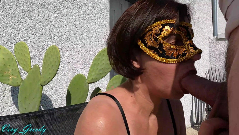 Les Gourmands: Milf em lingerie preta e meias ao ar livre dá ótimo...