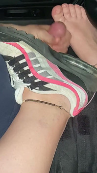 在车里的漂亮足交恋足癖