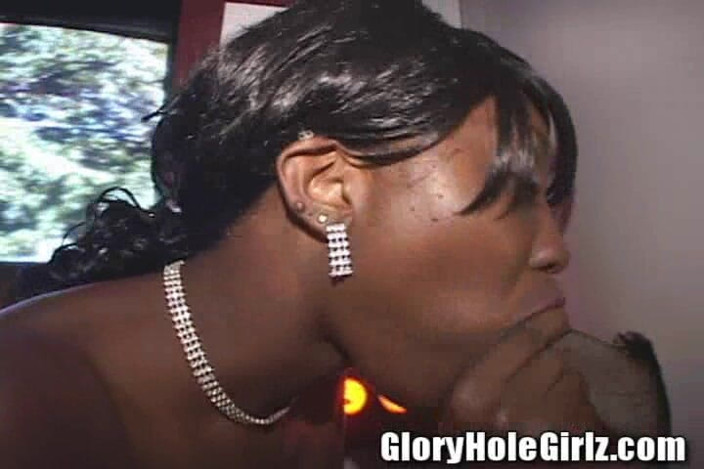 Glory Hole Girlz: Plachá Černá Kočka Špinavá Sání Penisu Gloryhole Děvka V Ústech Kapky Spermatu!