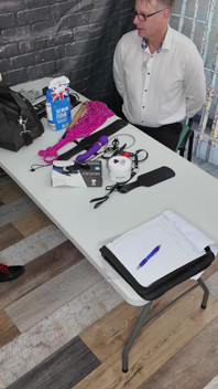 Sargent Izar percheziționează un balon de latex suspect